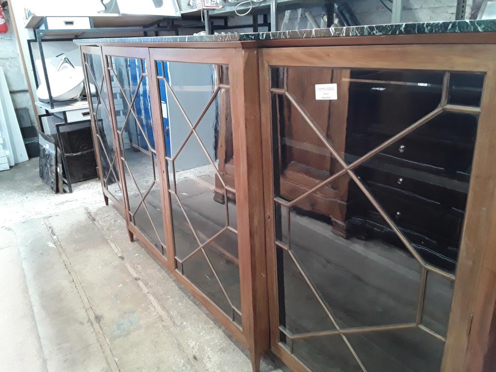 VITRINE BASSE  3.10M ANGLAISE  4 PORTES PLATEAUX MARBRE VERT 