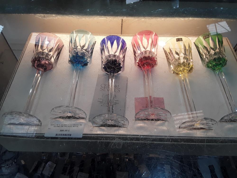 SERIE DE 6 VERRES A VIN CRISTAL DE SEVRES DE COULEUR +BOITE