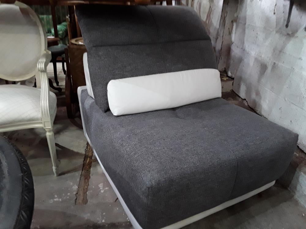 FAUTEUIL  MERIDIENNE CUIR BLANC ET TISSU GRIS CHATEAU D AX