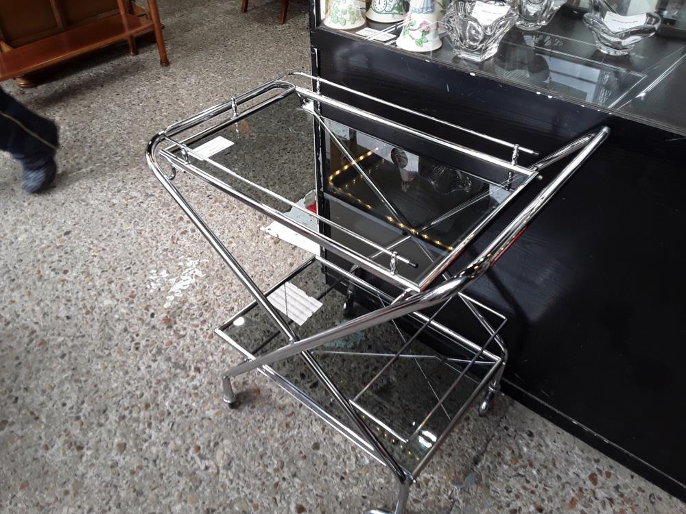 DESSERTE CHROME ET VERRES FUMES  PLIANTE