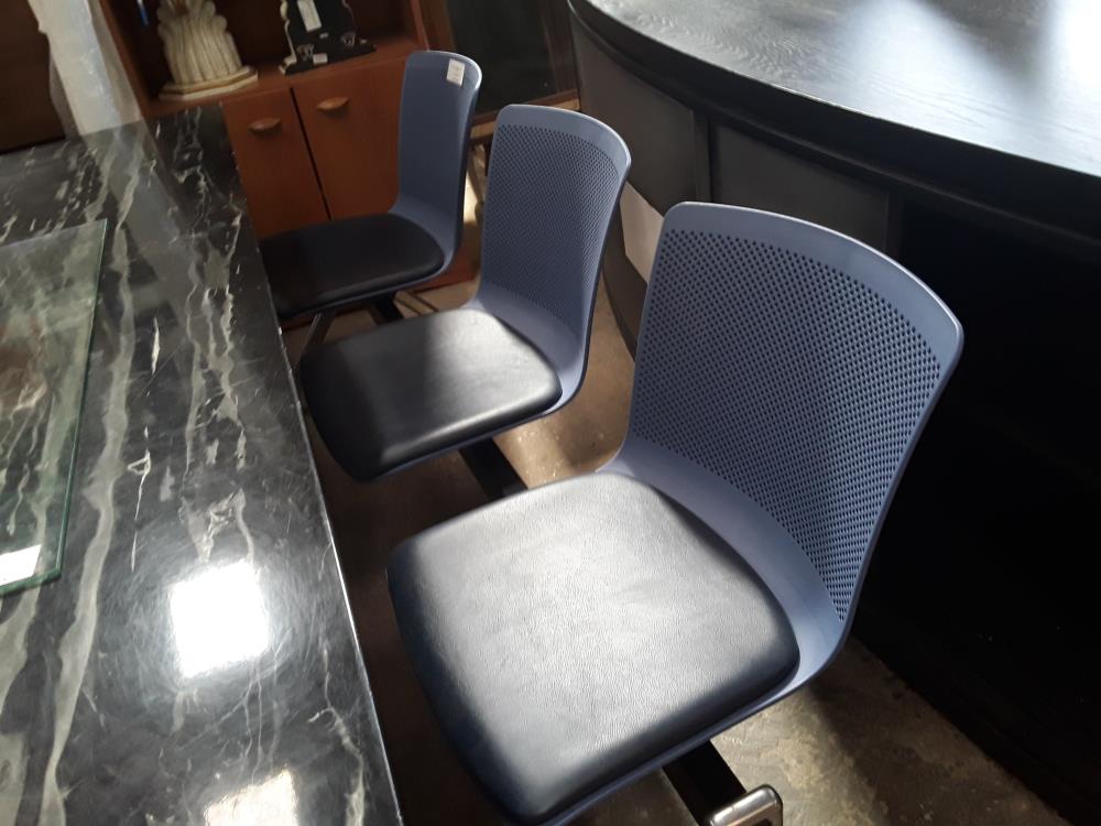 RAMPE DE 3 CHAISES BLEUES STARDESK