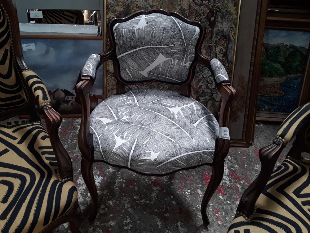 FAUTEUIL CABRIOLET NOYER REFAIT A NEUF TISSU FEUILLES NOIRES SUR FOND BLANC