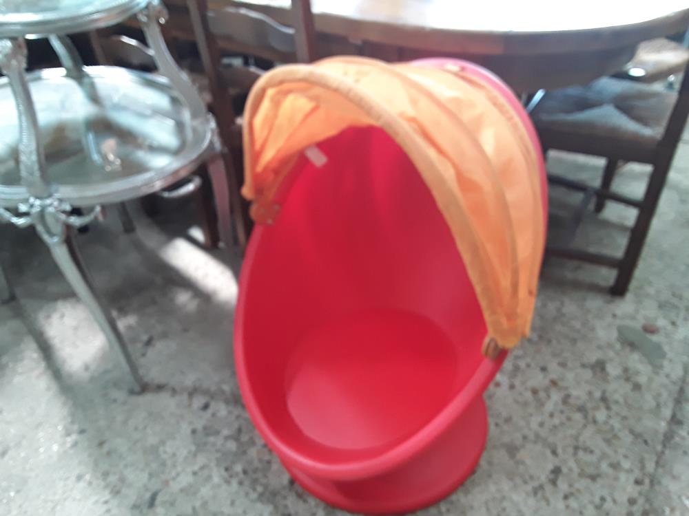 FAUTEUIL OEUF ROUGE ET TOILE ORANGE IKEA