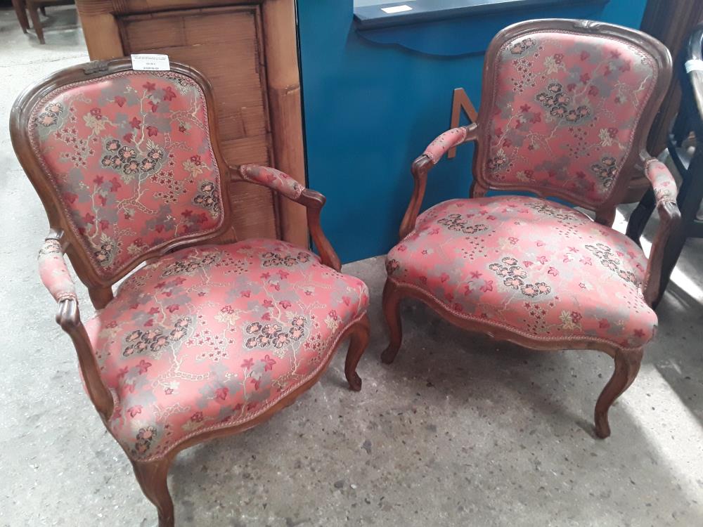 PAIRE DE FAUTEUILS STYLE LXV TISSU ROUGE DECOR IMPRIME DE FLEURS