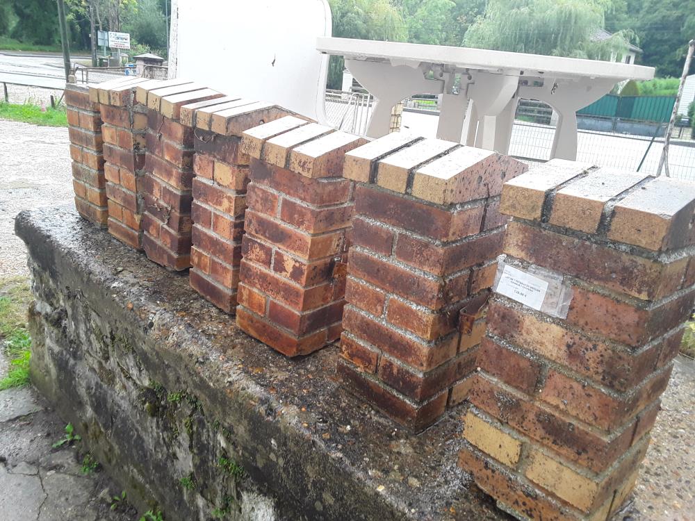 LOT DE 7 POTEAUX EN BRIQUES MANQUE 1 CHAPEAU