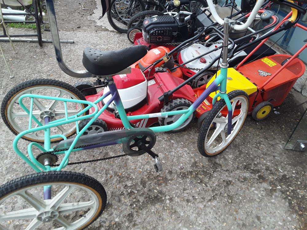 TRICYCLE VERT ET VIOLET 