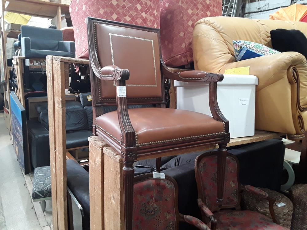 FAUTEUIL DE BUREAU CUIR BEIGE AVEC CRAQUELURES ACCOUDOIRS ET ASSISE