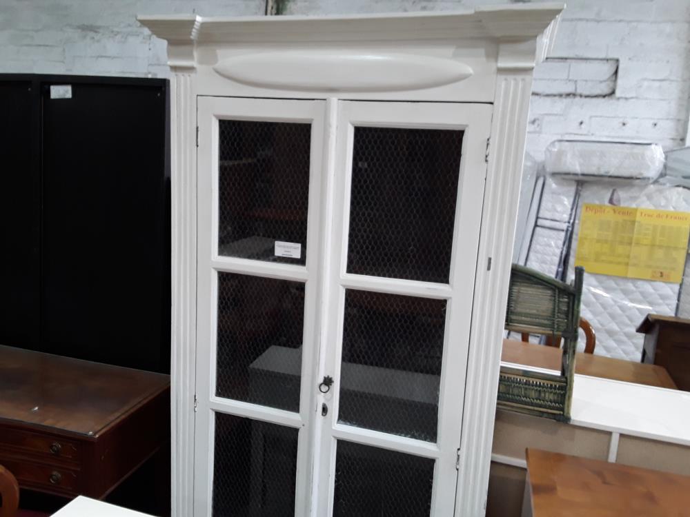 ARMOIRE 2P BOIS EXO PEINT EN BLANC VITRES ET GRILLAGE PETITS DEFAUTS