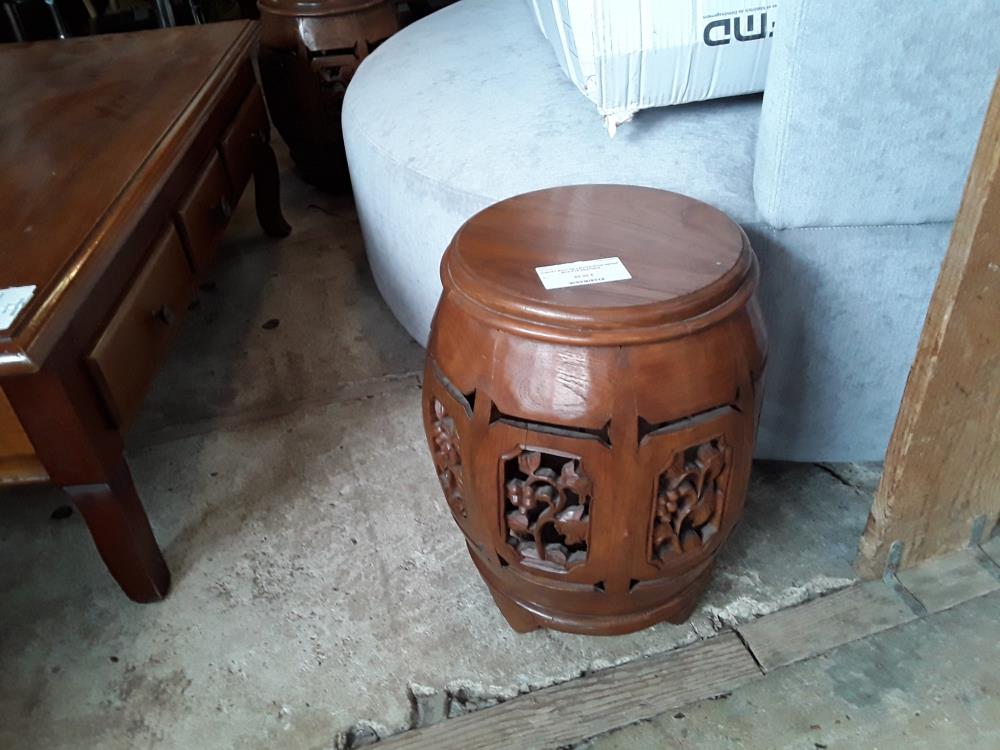 CHEVET BOUT DE CANAPE ROND DECOR SCULPTE ASIATIQUE