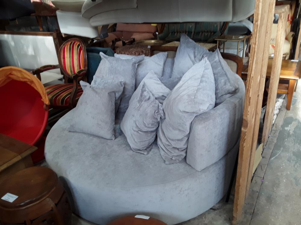 FAUTEUIL ROND TISSU GRIS ENV 150CM DIAM+ COUSSINS