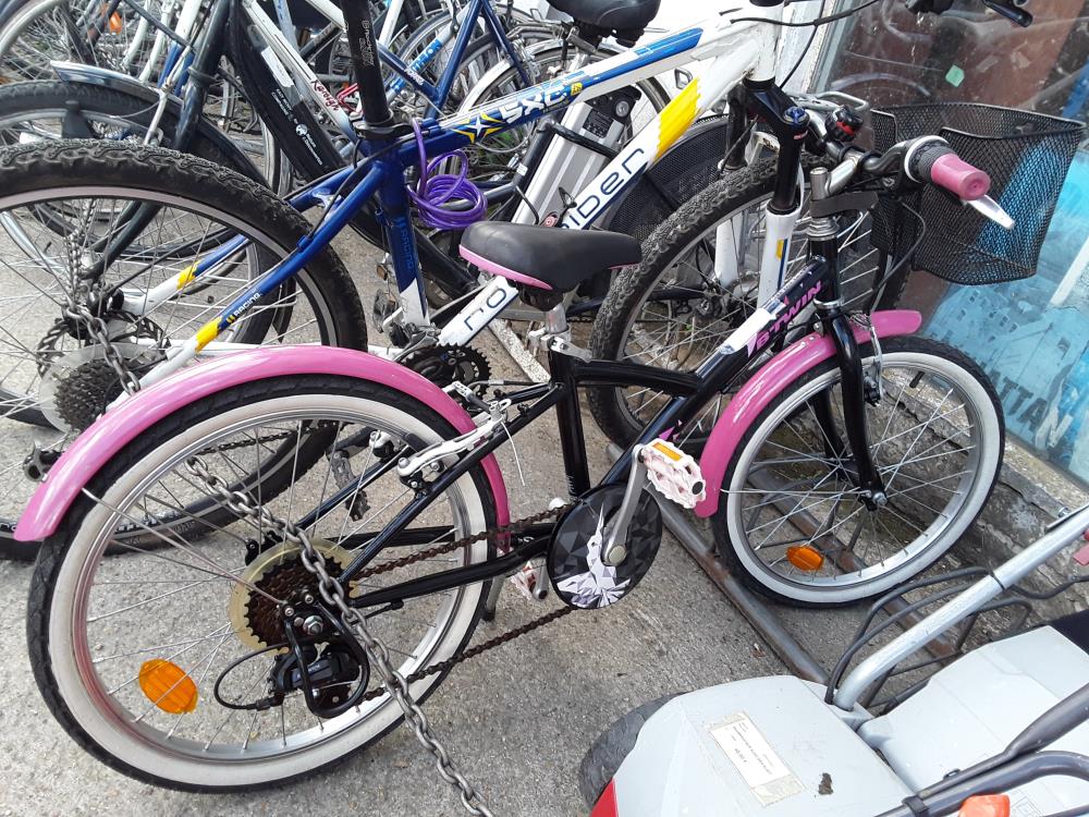 VELO ADOS NOIR ET ROSE BTWIN AVEC PANIER