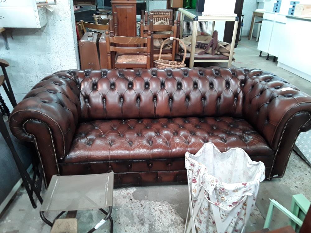 CANAPE CHESTERFIELD MARRON ASSISE ET DOSSIER CRAQUELLEE