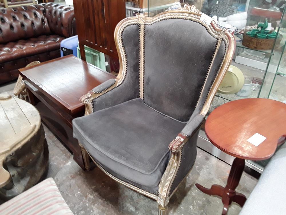 FAUTEUIL VELOURS BLEU A OREILLES DE STYLE L XVI CERUSE
