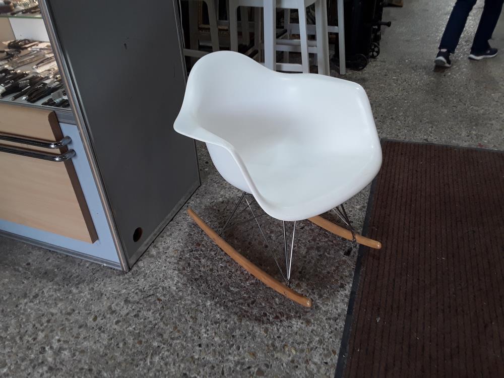 FAUTEUIL A BASCULE COQUE BLANC SOCLE TIGES CHROME ET BOIS NAT