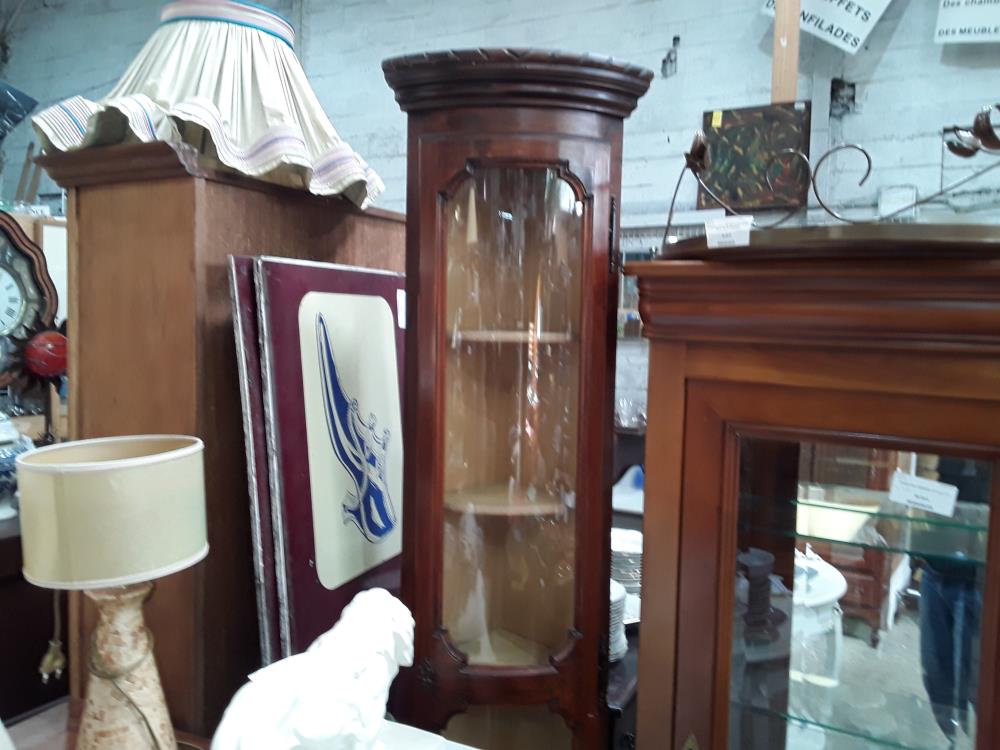 VITRINE D ANGLE ACAJOU ANCIENNE  HABILLEE TISSU BEIGE 