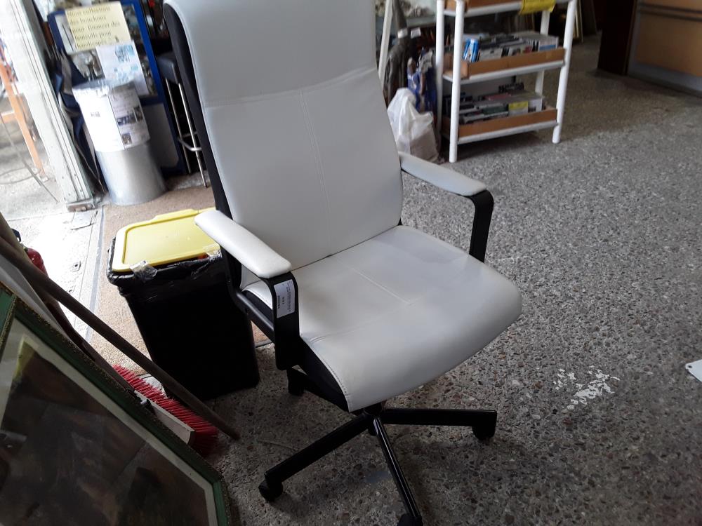 FAUTEUIL DE BUREAU SIMILI BLANC ET BOISERIE NOIRE A ROULETTES