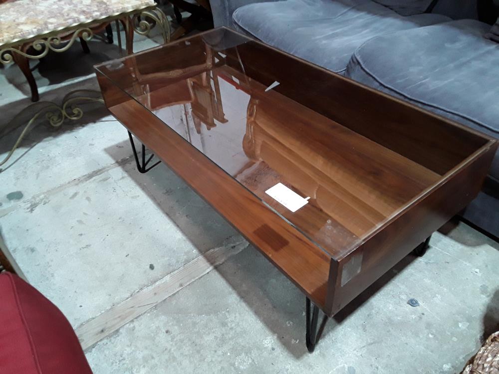 TABLE BASSE RECT BOIS TEINTE FONCE PLATEAU VERRE PIED METAL