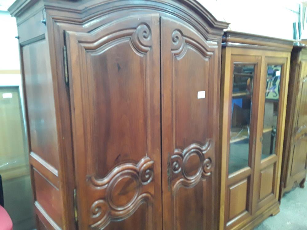 ARMOIRE 2P CHAPEAU DE GENDARME TEINTEE CHENE COTE ABIME BAS