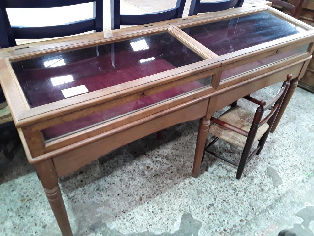 VITRINE PENCHEE SUR PIED 2 ABBATTANTS INTERIEUR VELOURS ROUGE