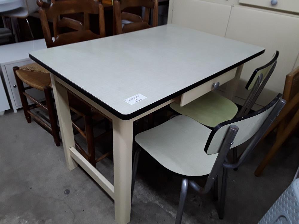 TABLE FORMICA JAUNE PALE PIETEMENT BOIS  ANNEE 50