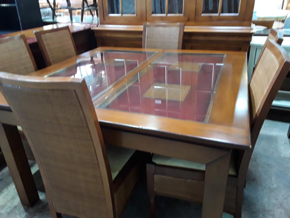 TABLE CARREE 130CM+ ALLONGE MERISIER ET LAQUEE ROUGE 2 VERRES + 6 CHAISES DT 1 DEFAUT DOSSIER