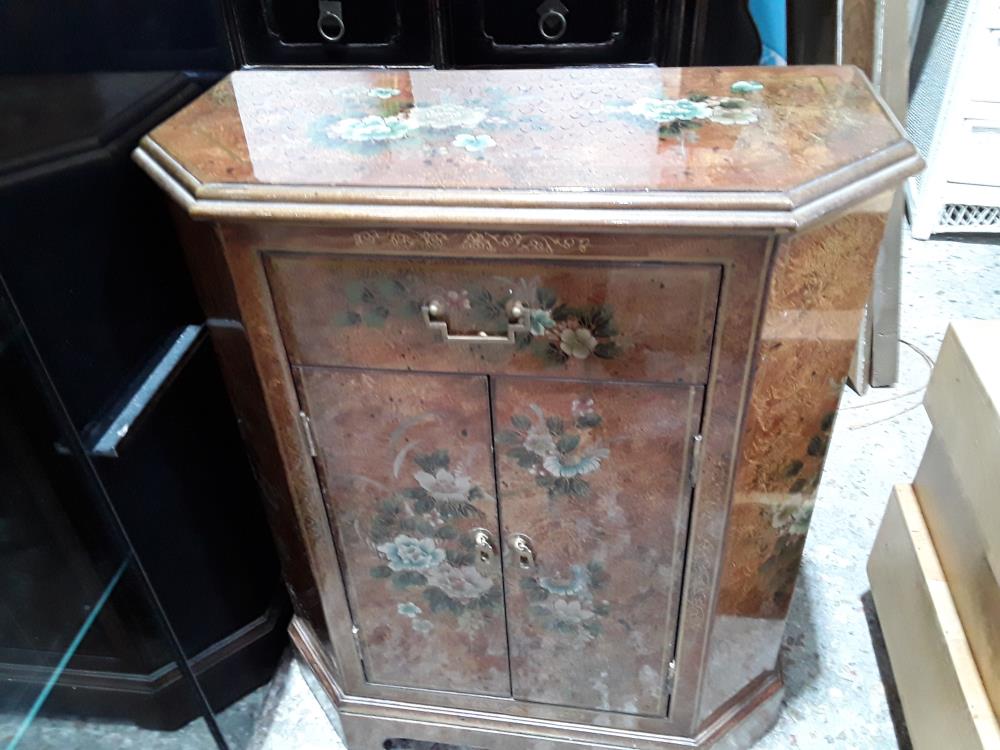 MEUBLE CHINOIS LAQUE MARRON DECOR FLEURIS