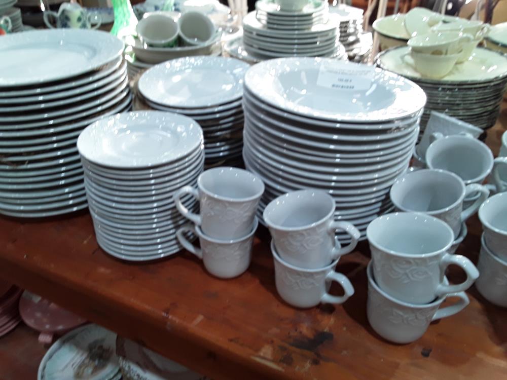 SERVICE D ASSIETTES BLANCHES 90P CREATABLE BORD DECOR RELIEF 