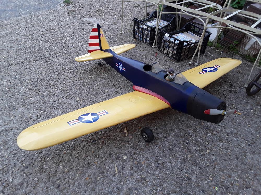 AVION DECO TYPE MODELISME JAUNE ET BLEU AVEC PILOTE