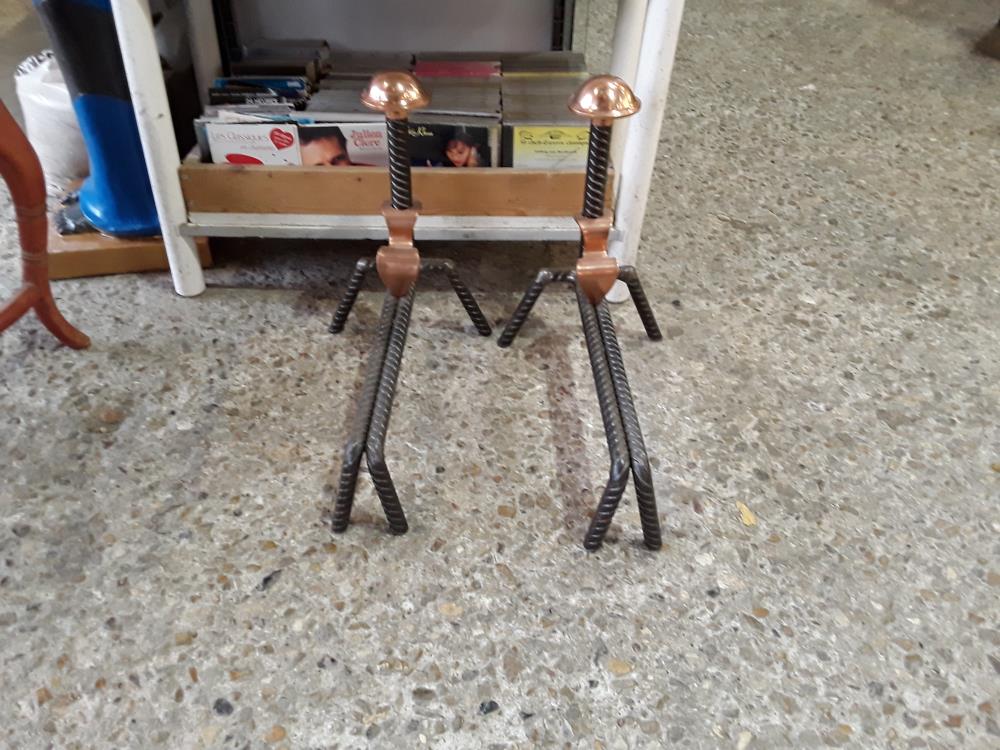 PAIRE DE CHENETS FF TORSADÉ ET CUIVRE  DECOR BOULES ARTISANEAUX