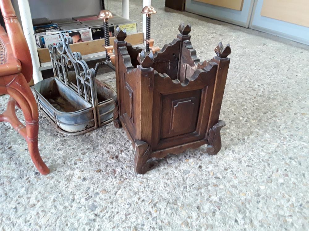 JARDINNIERE EN CHÊNE CARREE SUR PIEDS DECOR POINTES