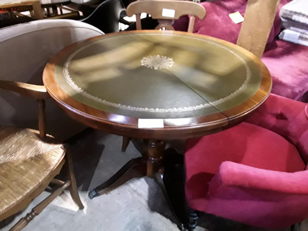 TABLE REHAUSSABLE RONDE ANGLAISE TRIPODE DESSUS CUIR RAYURES