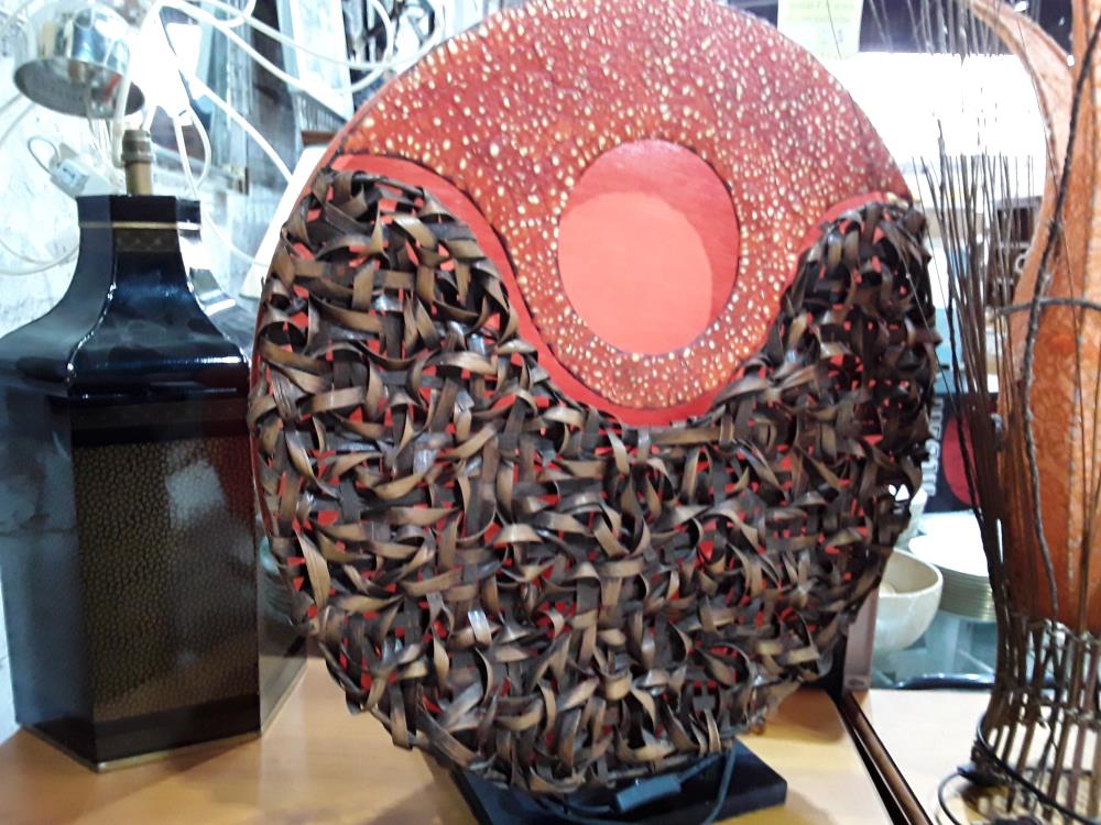 LAMPE RONDE GM DECOR ORANGE ET COPEAUX BOIS A POSER