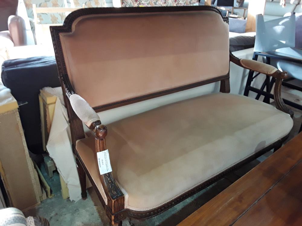 BANQUETTE 2 PLACES STYLE L XVI VELOURS BEIGE PETITS DEFAUTS BOIS COTES