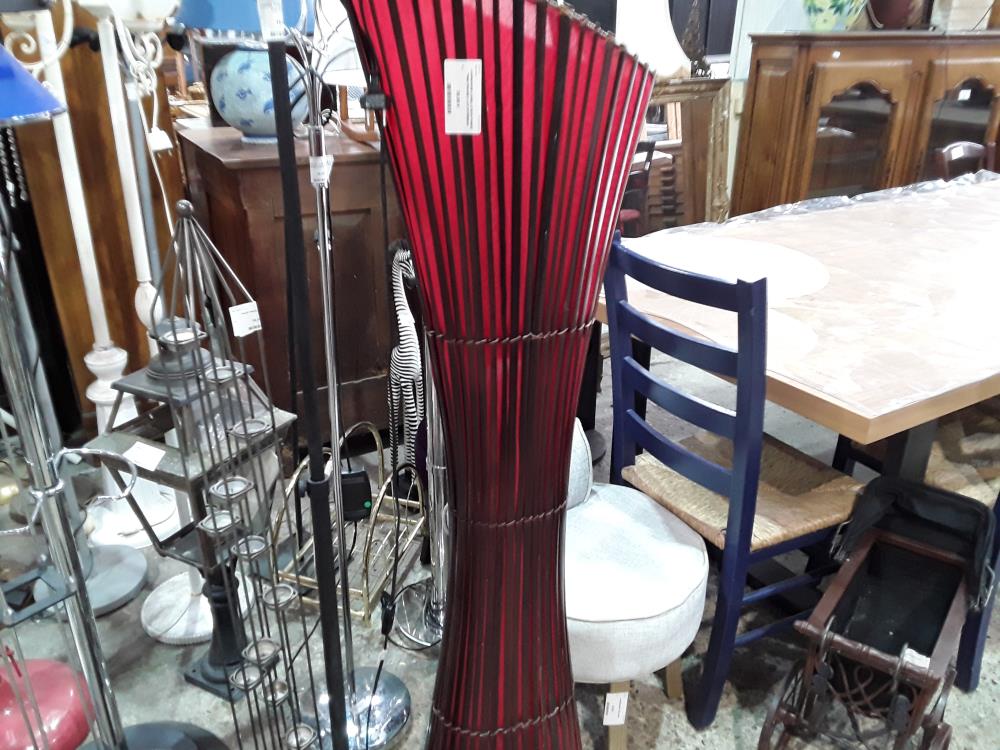 LAMPADAIRE LAMELLE BOIS FONCE TISSU ROUGE 2 LUX INTERIEUR