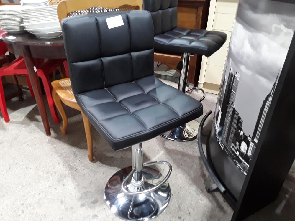 CHAISE DE BAR A GAZ NOIR SIMILI CAPITONNE 