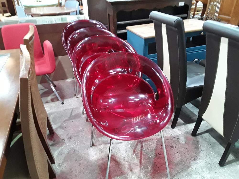 SERIE DE 4 FAUTEUILS PLEXIGLASS ROUGE DT 1 DEFAUT ARIK LEVY MODELE TINA PIETEMENT CHROME