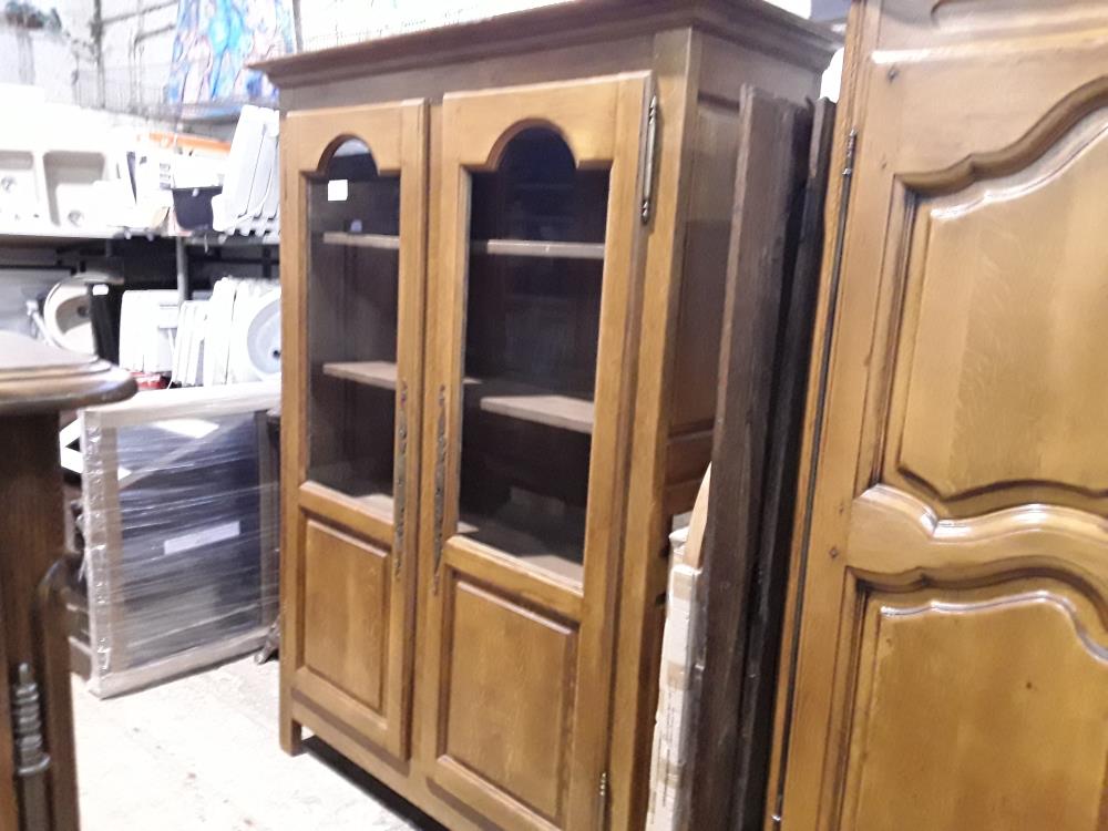 VITRINE EN CHENE 2P AVEC ETAGERES