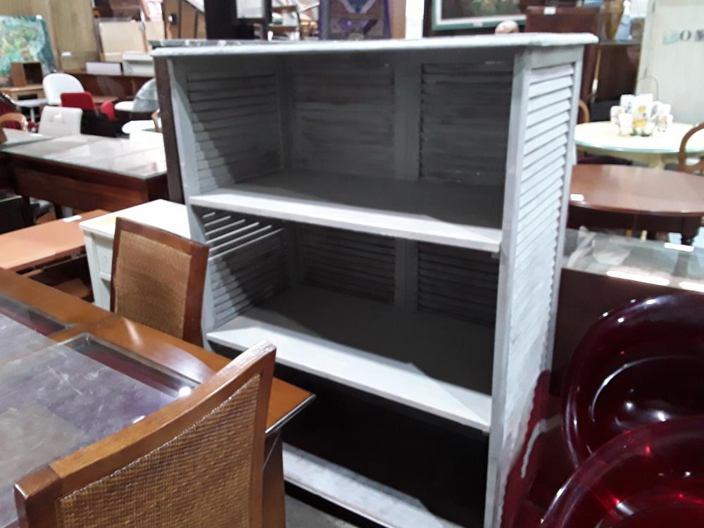 MEUBLE 2 ETAGERES DECOR PERSIENNES 106/55/140CM SUR ROULETTES CERUSE BLANC