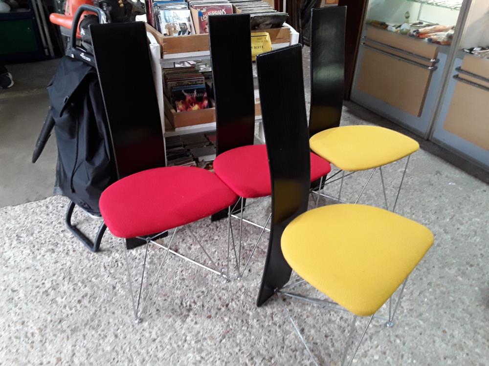SERIE DE 4 CHAISES DESIGN ASSISE ROUGE OU JAUNE DOSSIER NOIR