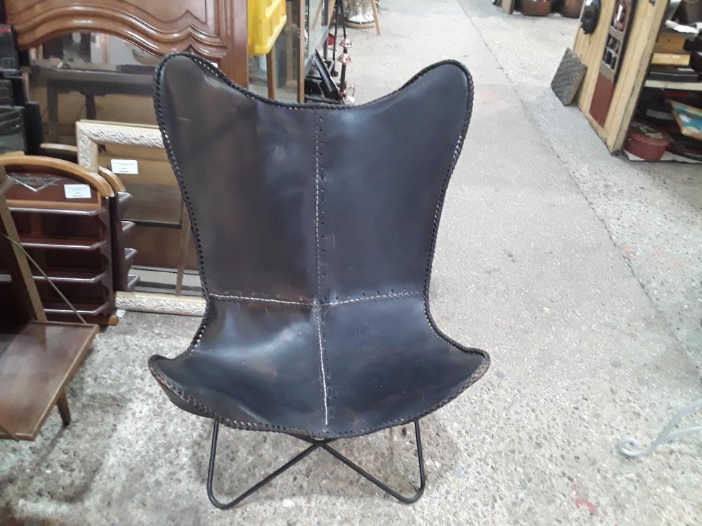 FAUTEUIL PAPILLON DESIGN CUIR MARRON ARMATURE METAL NOIR