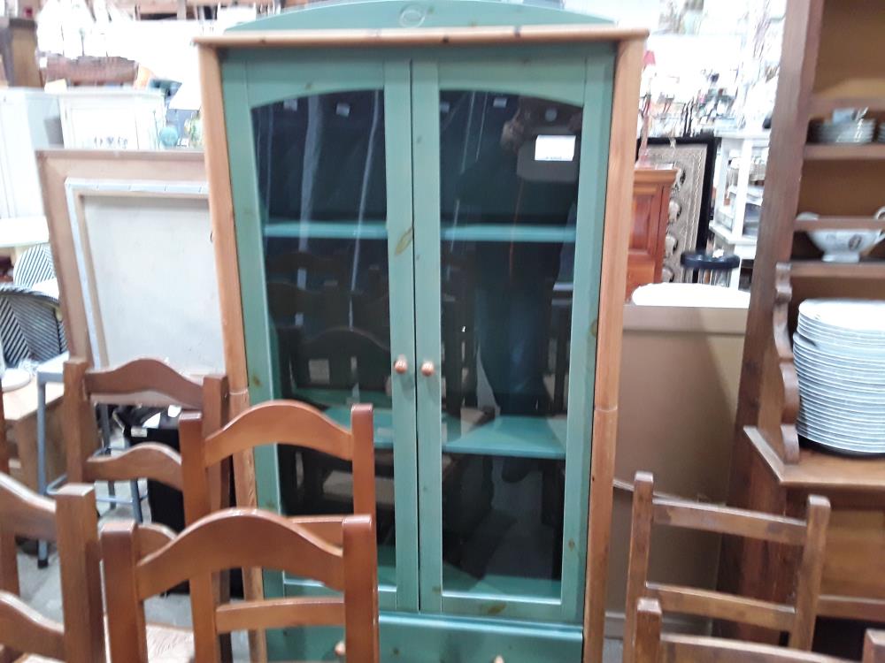 VITRINE 2P 1 T CERUSE VERT 2 COLONNES  EN PIN  180/90/43CM DEFAUT PLANCHE DU DESSUS