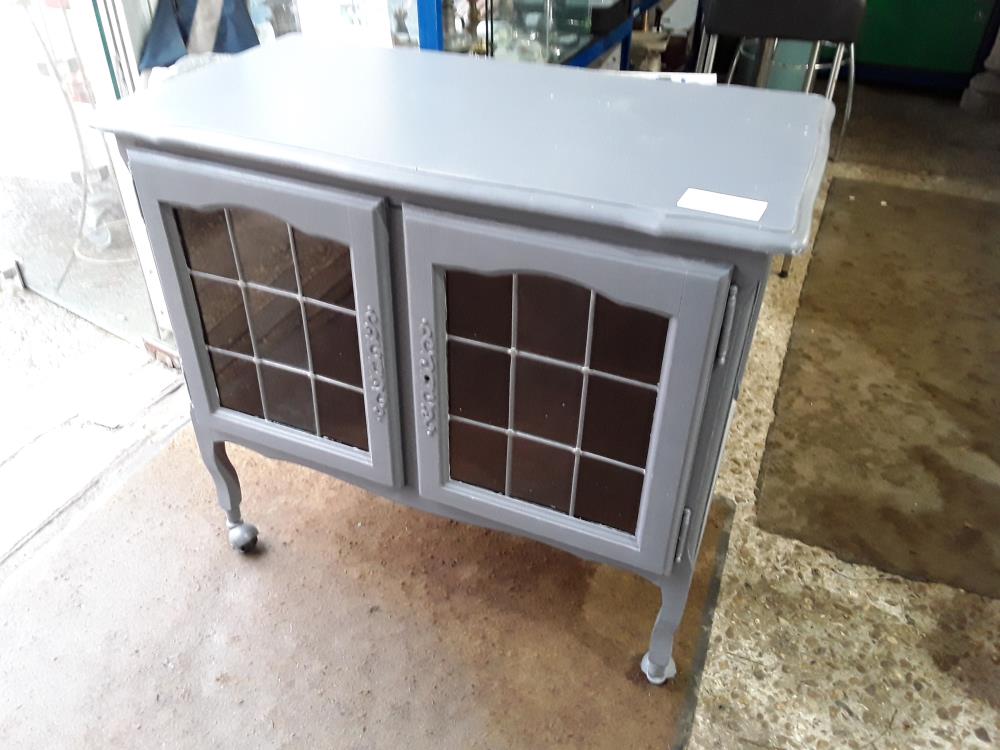 MEUBLE PEINT EN GRIS 2P VITRAIL SUR ROULETTES