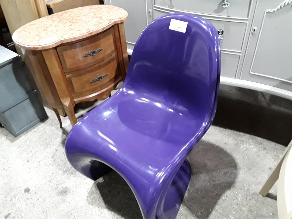 PAIRE DE CHAISE HERMAN MILLER PHANTOM VIOLETTS  DT UNE RAYEE