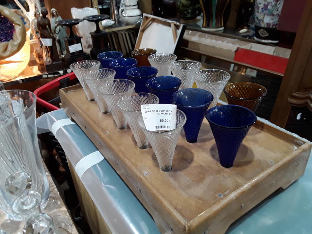SERIE DE 16 VERRES TRINQUETTES + SUPPORT BOIS