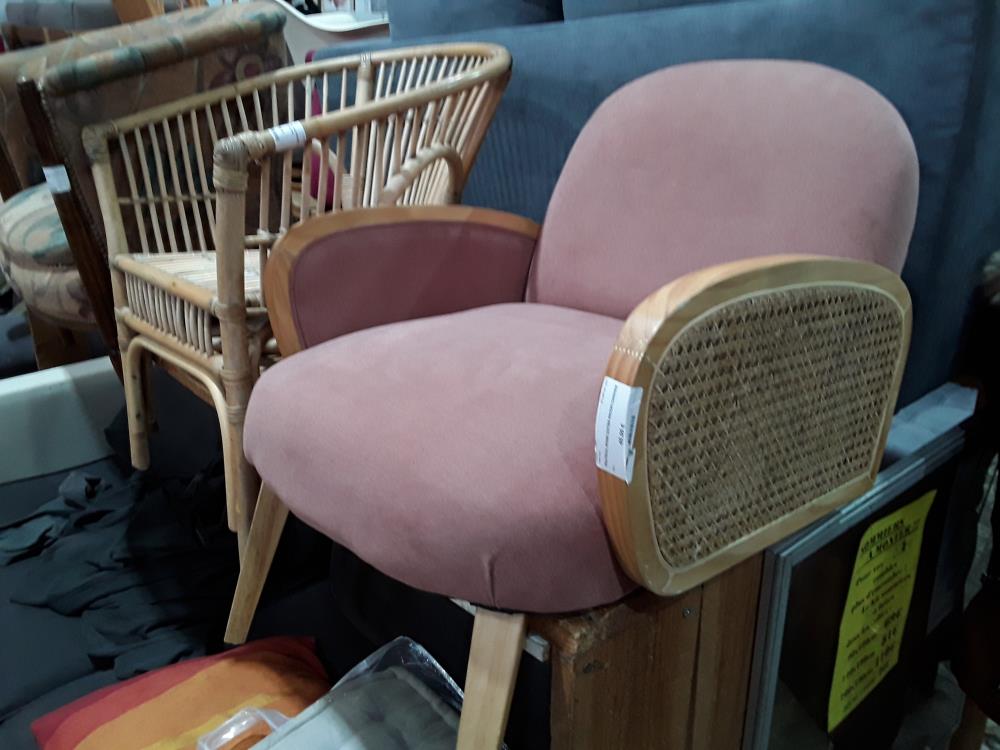 FAUTEUIL ROSE COTES FACON CANNEE