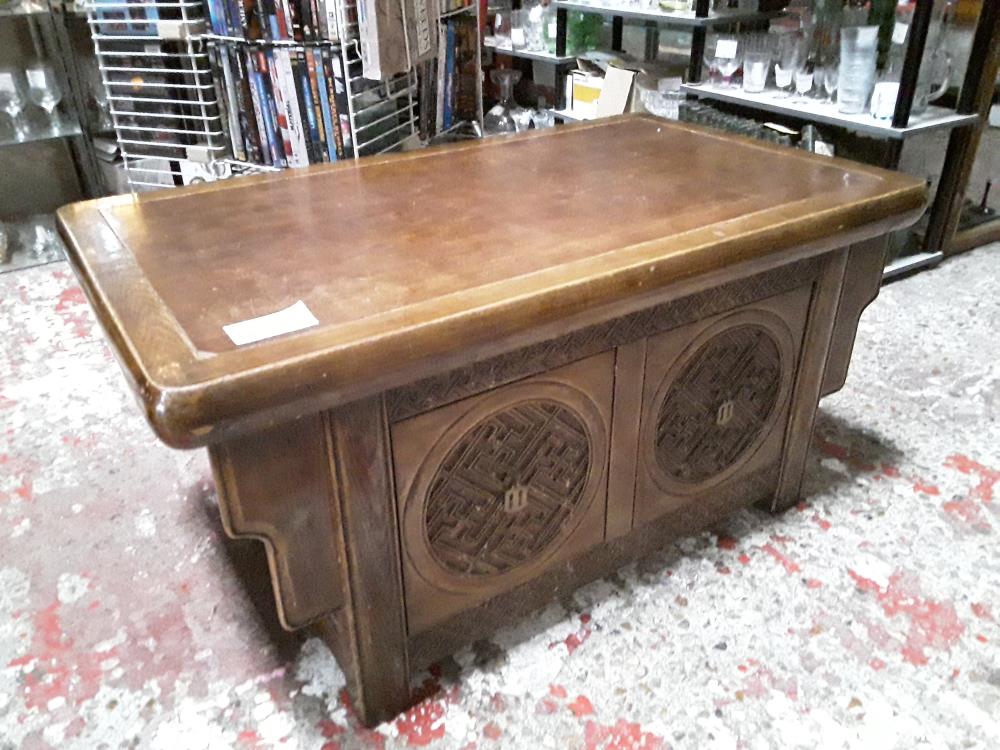 MEUBLE BAS ASIATIQUE DEFAUT TEINTE 2 T GM 102CM  DECOR MEDAILLON SCULPTES