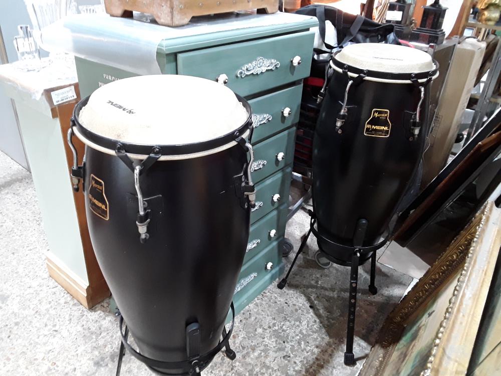 PAIRE DE CONGAS NOIR SUR SUPPORT AA MEINL MARATHON SERIES