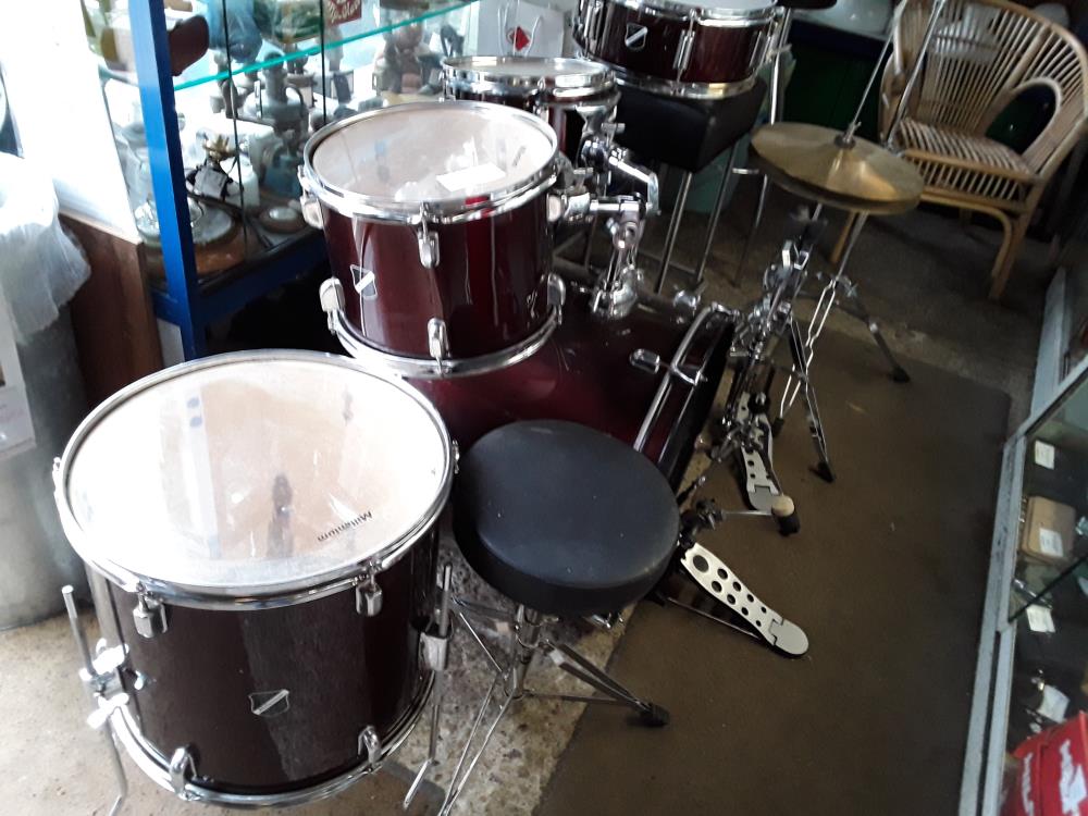 BATERIE MILENIUM 5 FUTS BORDEAUX + CYMBALE+ CHARLESTON +TABOURET