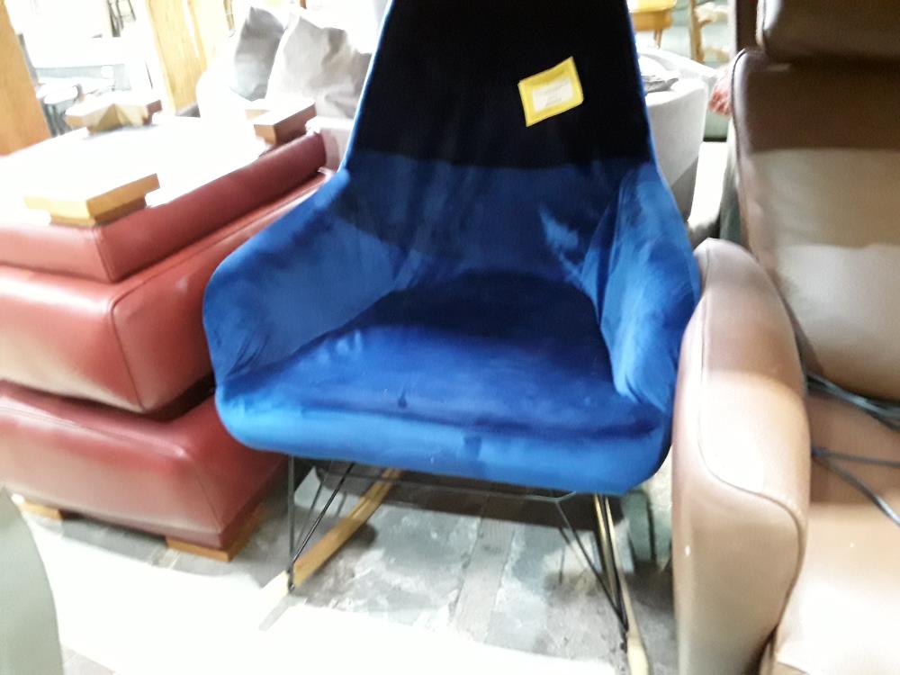 FAUTEUIL A BASCULE VELOURS BLEU SUR PIED BOIS NAT