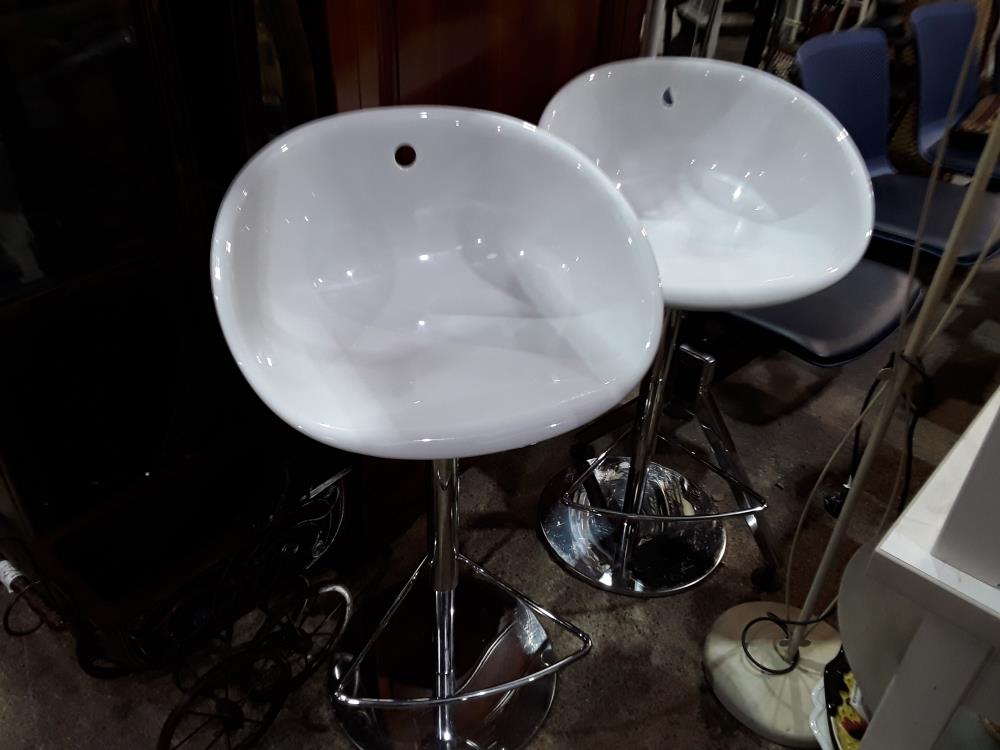PAIRE DE CHAISE DE BAR LAQUEE BLANCHE PEDRALI GLISS PIED INOX